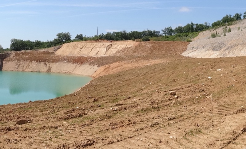 Ancienne gravière en cours de réaménagement, plan d'eau et terrains remaniés